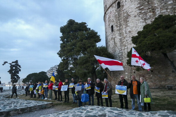 Θεσσαλονίκη: Ανθρώπινη αλυσίδα στο Λευκό Πύργο για τον πόλεμο στην Ουκρανία (ΦΩΤΟ)