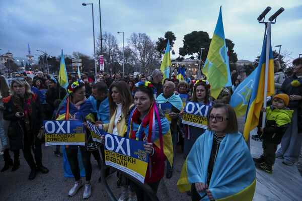 Θεσσαλονίκη: Ανθρώπινη αλυσίδα στο Λευκό Πύργο για τον πόλεμο στην Ουκρανία (ΦΩΤΟ)