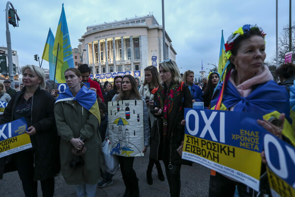 Θεσσαλονίκη: Ανθρώπινη αλυσίδα στο Λευκό Πύργο για τον πόλεμο στην Ουκρανία (ΦΩΤΟ)