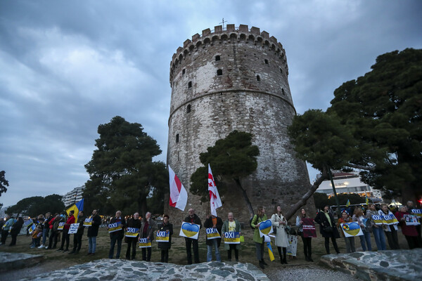 Θεσσαλονίκη: Ανθρώπινη αλυσίδα στο Λευκό Πύργο για τον πόλεμο στην Ουκρανία (ΦΩΤΟ)