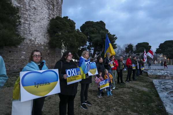 Θεσσαλονίκη: Ανθρώπινη αλυσίδα στο Λευκό Πύργο για τον πόλεμο στην Ουκρανία (ΦΩΤΟ)