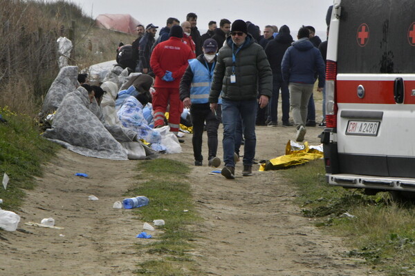 Ναυάγιο στην Ιταλία: Τουλάχιστον 60 νεκροί από το ναυάγιο κοντά στις ακτές της Καλαβρίας