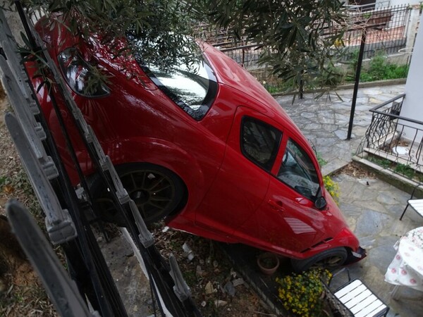 Θεσσαλονίκη: Αυτοκίνητο βγήκε από τον δρόμο, έπεσε μέσα σε αυλή σπιτιού