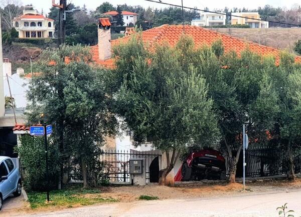 Θεσσαλονίκη: Αυτοκίνητο βγήκε από τον δρόμο, έπεσε μέσα σε αυλή σπιτιού
