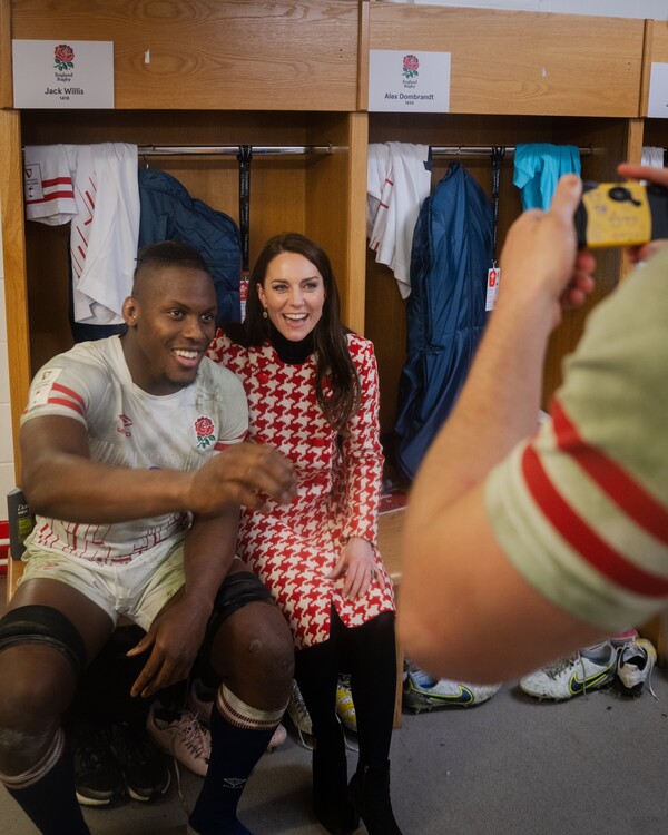 Kate Middleton's hilarious changing room selfies with the England rugby squad are too good to be true