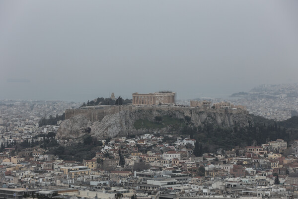 Αφρικανική σκόνη σκέπασε την Αθήνα -Μουντός ο καιρός και την Τετάρτη