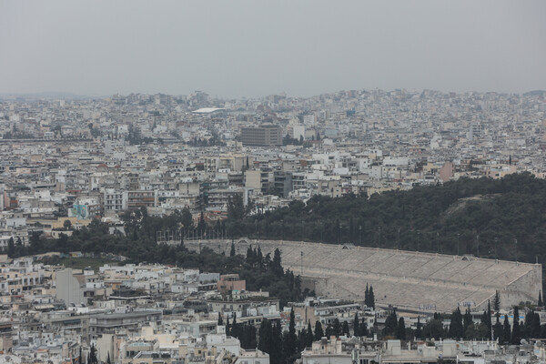 Αφρικανική σκόνη σκέπασε την Αθήνα -Μουντός ο καιρός και την Τετάρτη