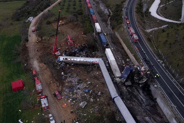 Σύγκρουση τρένων στα Τέμπη: Κηρύχθηκε τριήμερο εθνικό πένθος - Αγωνιώδεις προσπάθειες επί τόπου