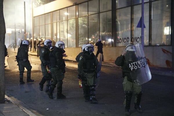 Δυστύχημα στα Τέμπη: Διαμαρτυρία στα γραφεία της Hellenic Train- Επεισόδια και χημικά