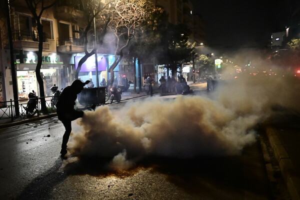 Δυστύχημα στα Τέμπη: Διαμαρτυρία στα γραφεία της Hellenic Train- Επεισόδια και χημικά