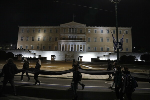 Δυστύχημα στα Τέμπη: Επεισόδια στο Σύνταγμα με χημικά και κρότου λάμψης 