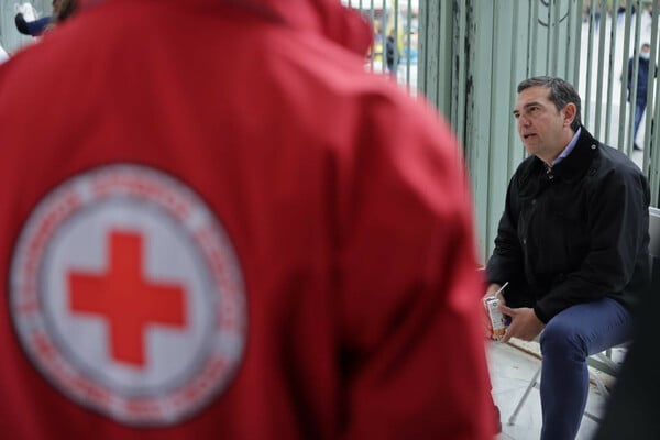 Τέμπη: Ο Τσίπρας συνάντησε συγγενείς θυμάτων, έδωσε αίμα για τους τραυματίες