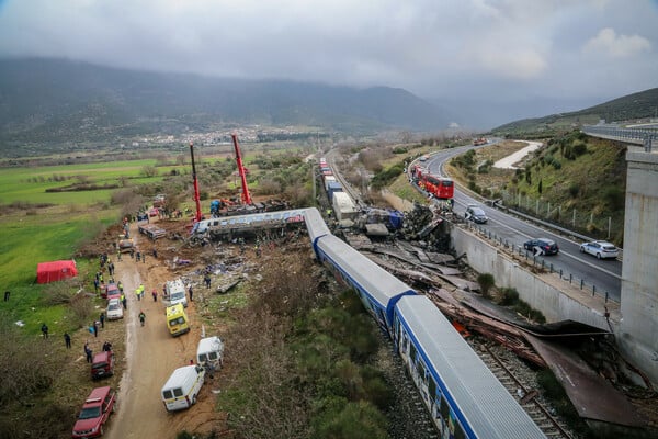 Σύγκρουση τρένων στα Τέμπη: Κηρύχθηκε τριήμερο εθνικό πένθος - Αγωνιώδεις προσπάθειες επί τόπου