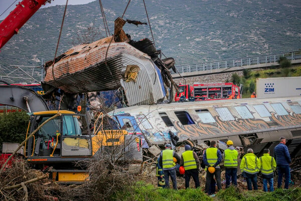 Σύγκρουση τρένων στα Τέμπη: «Ο μηχανοδηγός κινούνταν στα τυφλά, ευτυχώς δεν έγινε σε τούνελ»