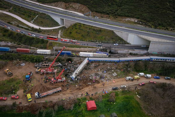 Σύγκρουση τρένων στα Τέμπη: Εικόνες από drone δείχνουν το μέγεθος της καταστροφής