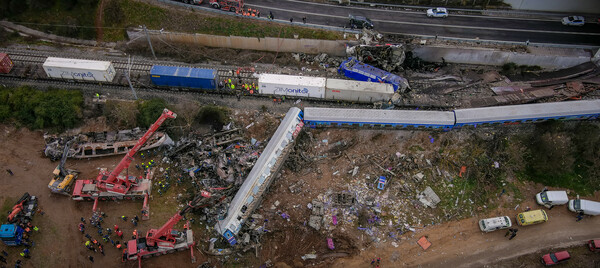 Σύγκρουση τρένων στα Τέμπη: Εικόνες από drone δείχνουν το μέγεθος της καταστροφής