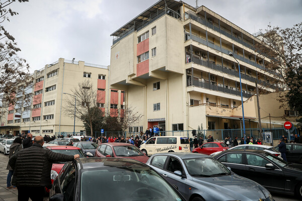Δυστύχημα στα Τέμπη: Τραγικές στιγμές στα νοσοκομεία της Λάρισας- «Μόνο με DNA η αναγνώριση μερικών σορών»