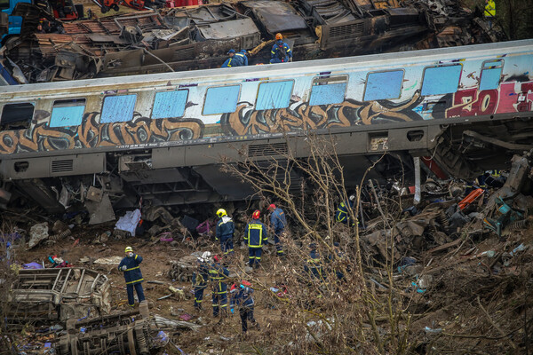 Σύγκρουση τρένων στα Τέμπη: «Το 80% των επιβατών ήταν νέα παιδιά, κάτω των 30 ετών», είπε διασώστης