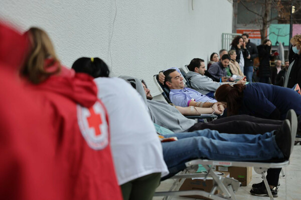 Τέμπη: Ο Τσίπρας συνάντησε συγγενείς θυμάτων, έδωσε αίμα για τους τραυματίες