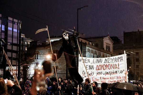 Δυστύχημα στα Τέμπη: Συγκέντρωση στο Σύνταγμα και πορεία διαμαρτυρίας προς τον Σταθμό Λαρίσης