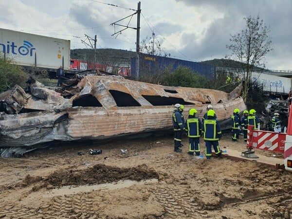 Αποκλειστικές φωτογραφίες από το σιδηροδρομικό δυστύχημα στα Τέμπη