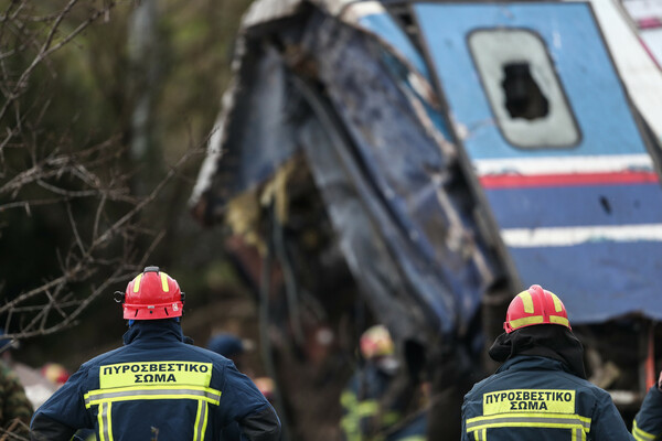 Τέμπη: Αυξάνεται συνεχώς ο αριθμός των νεκρών - Οι διασώστες ερευνούν κάθε σπιθαμή των τρένων