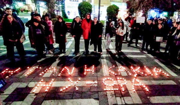 Δυστύχημα στα Τέμπη: Διαμαρτυρίες σε όλη την Ελλάδα- Κεριά και μαύρα μπαλόνια για τα θύματα