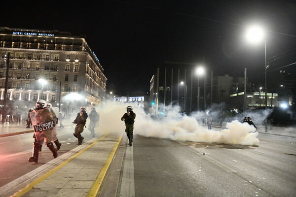 Δυστύχημα στα Τέμπη: Επεισόδια και χημικά στη διαμαρτυρία στο Σύνταγμα