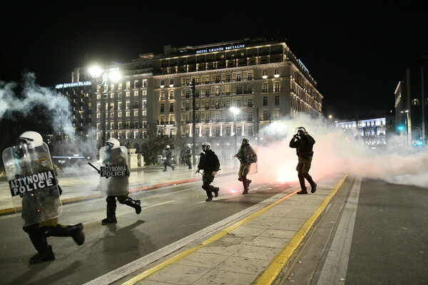 Δυστύχημα στα Τέμπη: Επεισόδια και χημικά στη διαμαρτυρία στο Σύνταγμα