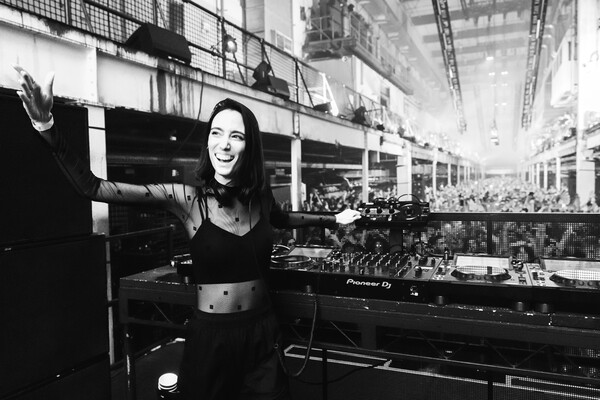 Amelie Lens: «Το dancefloor έχει τη δυνατότητα να είναι μια ισχυρή δύναμη αλλαγής»