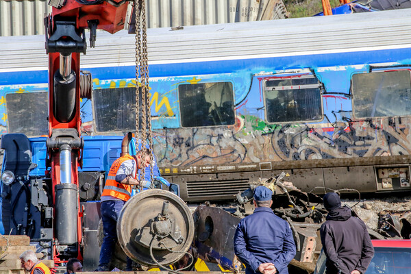 Τέμπη: Μεταφέρθηκε το τρίτο βαγόνι από τον τόπο του δυστυχήματος