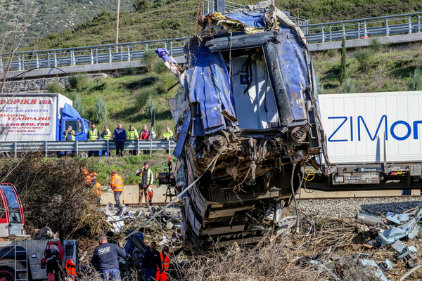 Τέμπη: Μεταφέρθηκε το τρίτο βαγόνι από τον τόπο του δυστυχήματος