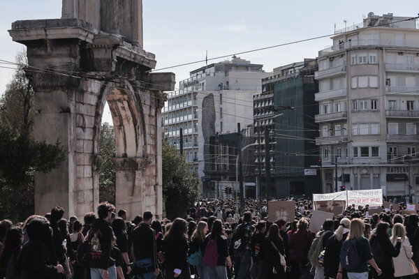 Τέμπη: «Όλων των νεκρών να γίνουμε φωνή»- Μαζική διαμαρτυρία μαθητών και φοιτητών στην Αθήνα 