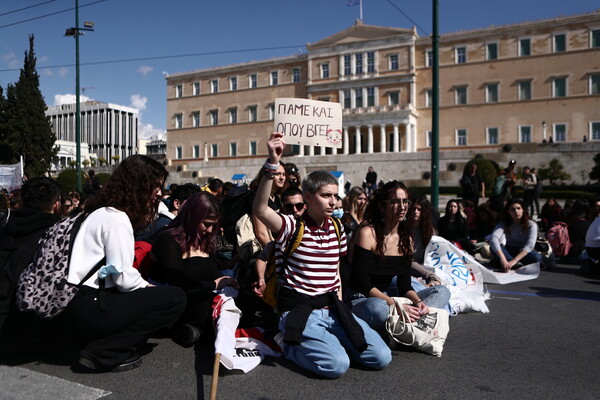 Τέμπη: «Όλων των νεκρών να γίνουμε φωνή»- Μαζική διαμαρτυρία μαθητών και φοιτητών στην Αθήνα 