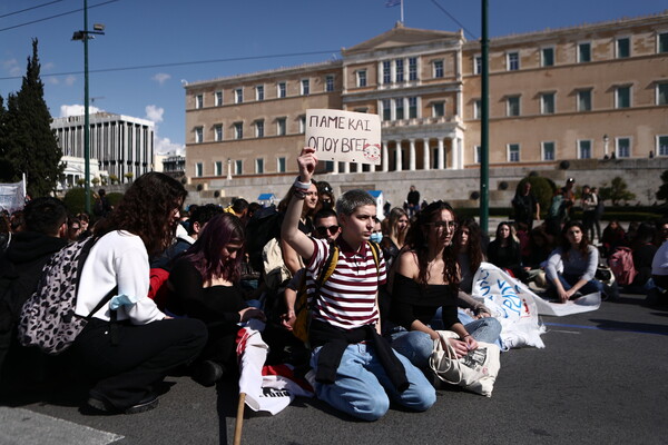 Τέμπη: «Όλων των νεκρών να γίνουμε φωνή»- Μαζική διαμαρτυρία μαθητών και φοιτητών στην Αθήνα