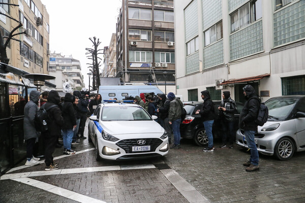 Τέμπη-Οι πρώτες δηλώσεις του σταθμάρχη: «Κουβαλάω φέρετρα στην πλάτη μου»