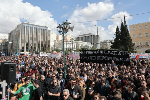 Δυστύχημα στα Τέμπη: Δεκάδες κόσμου στο Σύνταγμα- Άφησαν μαύρα μπαλόνια στον ουρανό