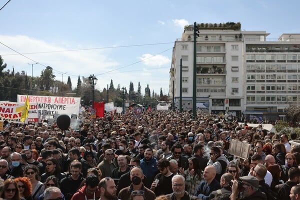 Δυστύχημα στα Τέμπη: Δεκάδες κόσμου στο Σύνταγμα- Άφησαν μαύρα μπαλόνια στον ουρανό