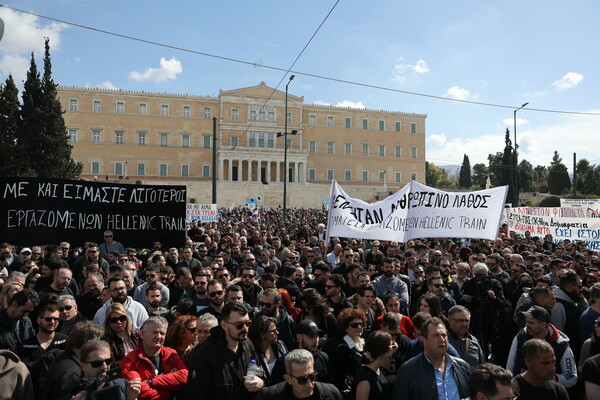 Δυστύχημα στα Τέμπη: Δεκάδες κόσμου στο Σύνταγμα- Άφησαν μαύρα μπαλόνια στον ουρανό