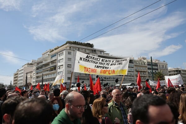 Δυστύχημα στα Τέμπη: Δεκάδες κόσμου στο Σύνταγμα- Άφησαν μαύρα μπαλόνια στον ουρανό