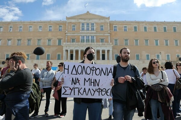 Δυστύχημα στα Τέμπη: Δεκάδες κόσμου στο Σύνταγμα- Άφησαν μαύρα μπαλόνια στον ουρανό