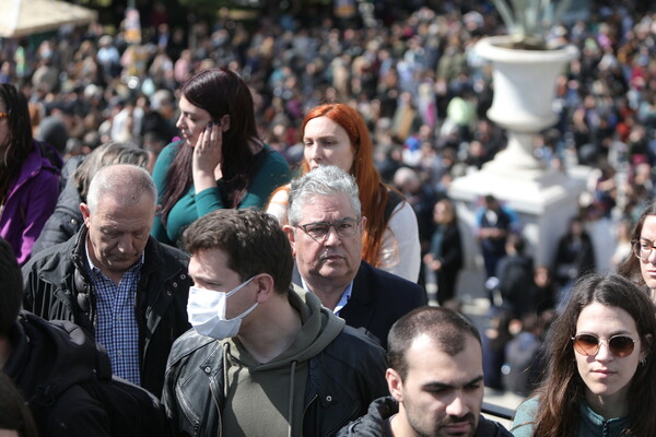 Δυστύχημα στα Τέμπη: Δεκάδες κόσμου στο Σύνταγμα- Άφησαν μαύρα μπαλόνια στον ουρανό