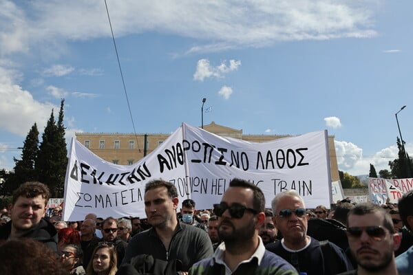 Δυστύχημα στα Τέμπη: Δεκάδες κόσμου στο Σύνταγμα- Άφησαν μαύρα μπαλόνια στον ουρανό