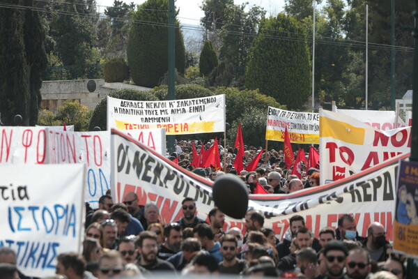 Δυστύχημα στα Τέμπη: Δεκάδες κόσμου στο Σύνταγμα- Άφησαν μαύρα μπαλόνια στον ουρανό