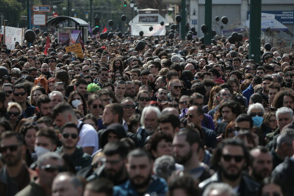 Δυστύχημα στα Τέμπη: Δεκάδες κόσμου στο Σύνταγμα- Άφησαν μαύρα μπαλόνια στον ουρανό