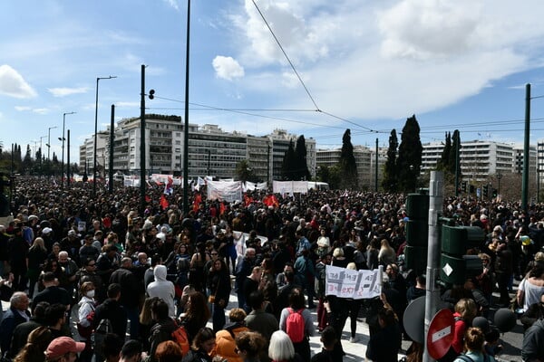 Τέμπη: Εικόνες από το μαζικό συλλαλητήριο στο Σύνταγμα - «Καμία συγκάλυψη του εγκλήματος»