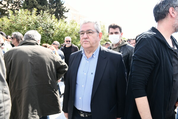 Τέμπη: Εικόνες από το μαζικό συλλαλητήριο στο Σύνταγμα - «Καμία συγκάλυψη του εγκλήματος»