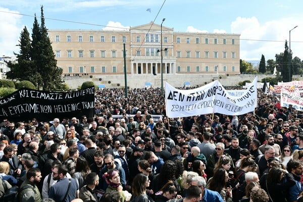 Τέμπη: Εικόνες από το μαζικό συλλαλητήριο στο Σύνταγμα - «Καμία συγκάλυψη του εγκλήματος»