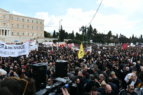 Τέμπη: Εικόνες από το μαζικό συλλαλητήριο στο Σύνταγμα - «Καμία συγκάλυψη του εγκλήματος»