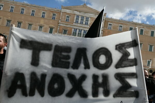 Τέμπη: Εικόνες από το μαζικό συλλαλητήριο στο Σύνταγμα - «Καμία συγκάλυψη του εγκλήματος»